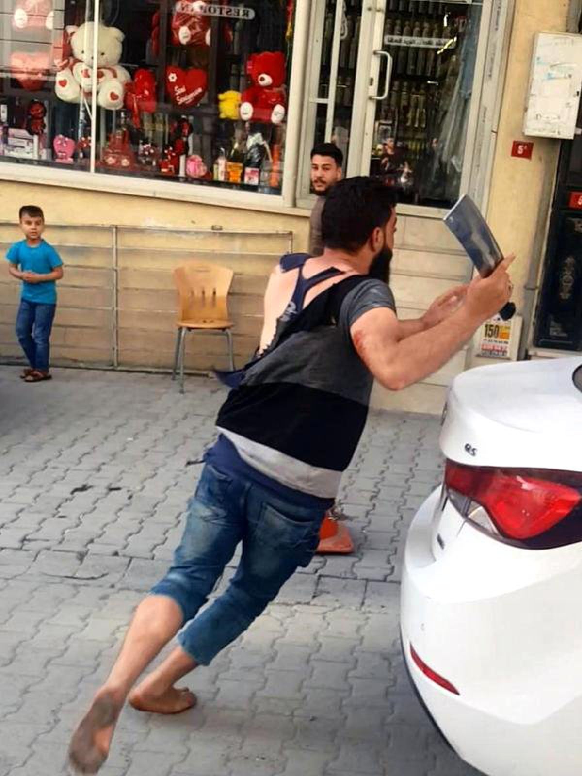 Esenyurt\'ta bıçaklı, satırlı, sandalyeli kavgada dehşet anları