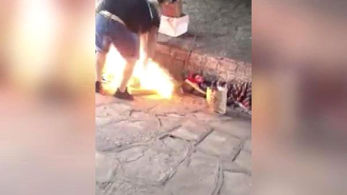 Evsizlerin üzerine alkol döktü, yaktı