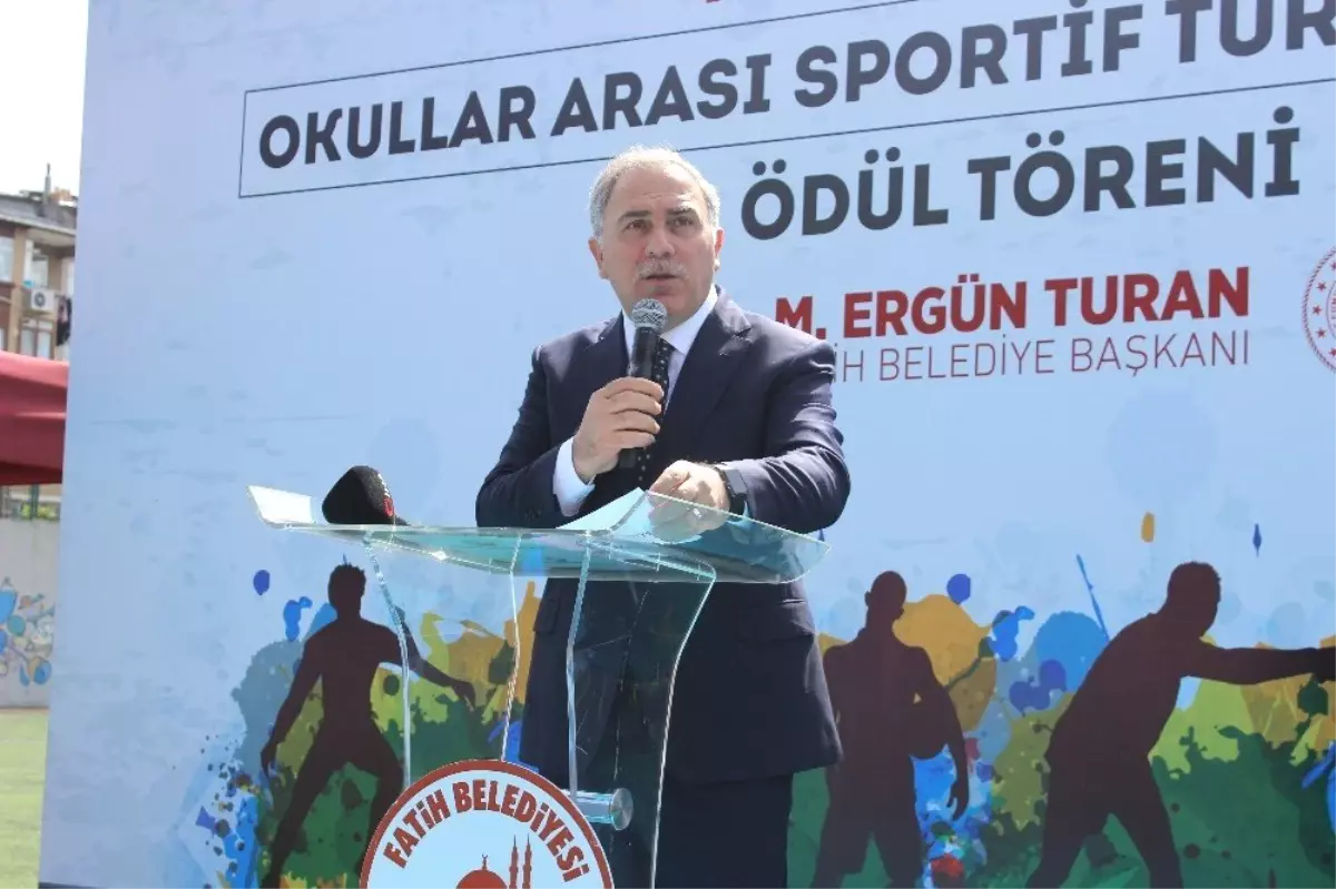 Fatih\'ta başarılı sporculara kupa ve madalyaları verildi