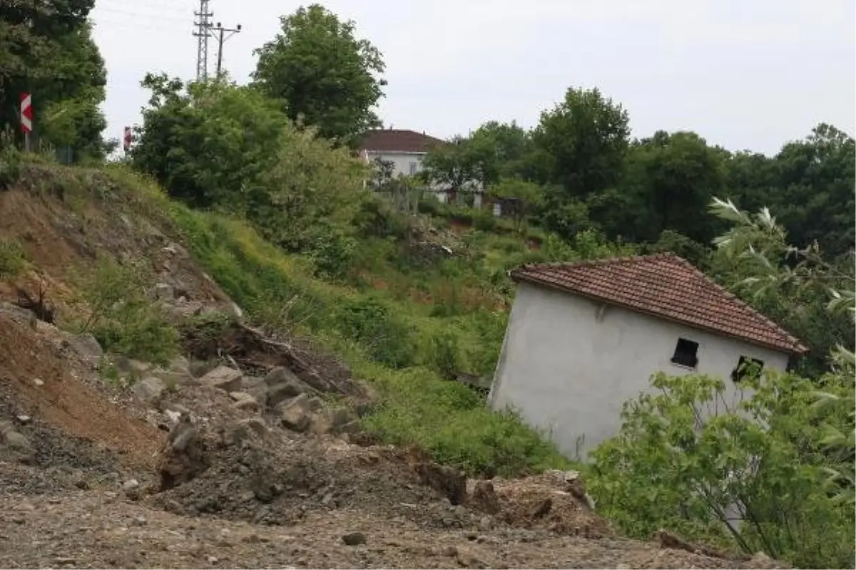 Samsun\'da oluşan heyelanlar halkı tedirgin ediyor