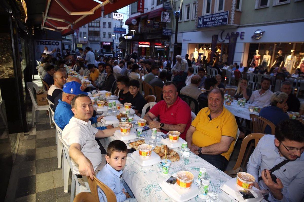İskele Caddesi, iftar sofrasında buluştu