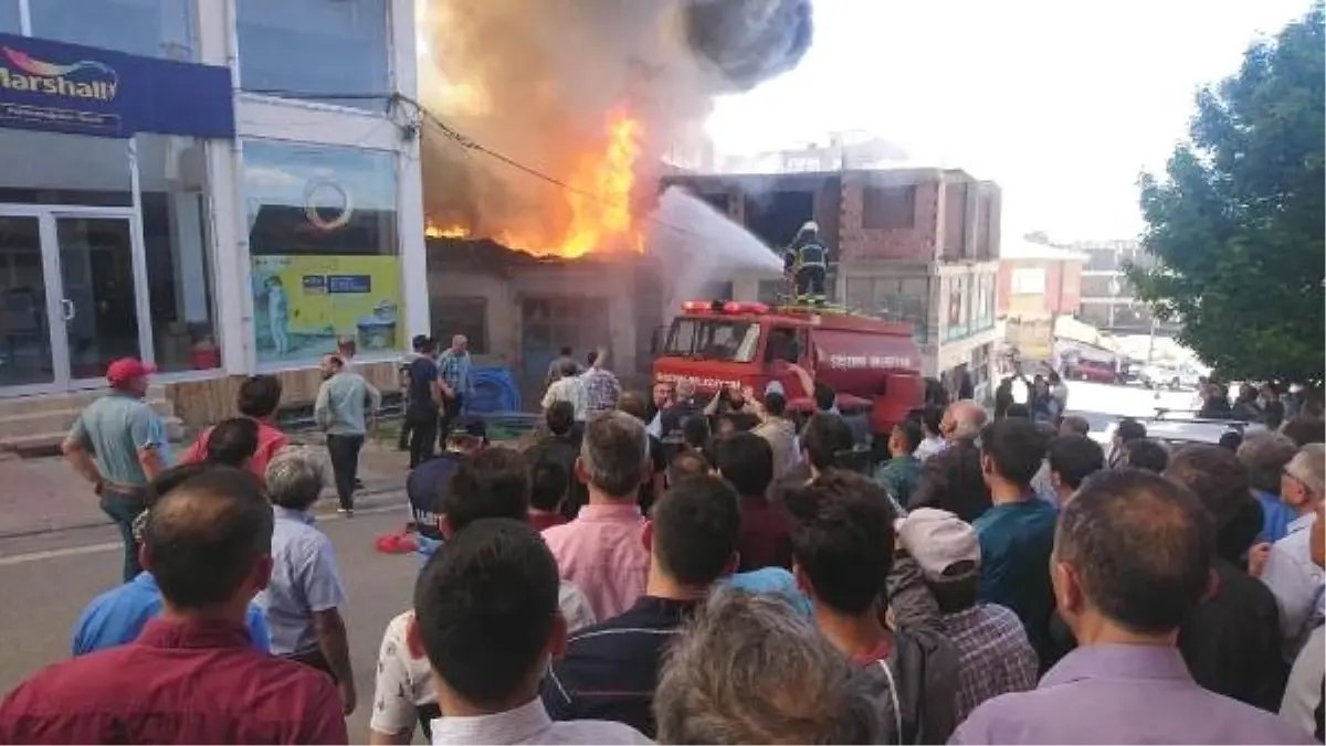 İşyeri deposunda çıkan yangın, 2 binaya sıçradı