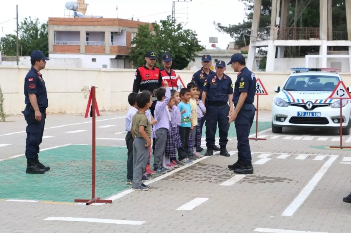 Jandarmadan öğrencilere trafik eğitimi verildi