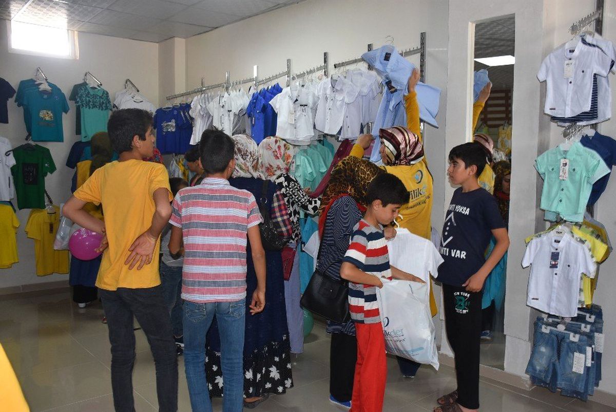 Kahta\'daki yetimler bayram öncesi sevindirildi