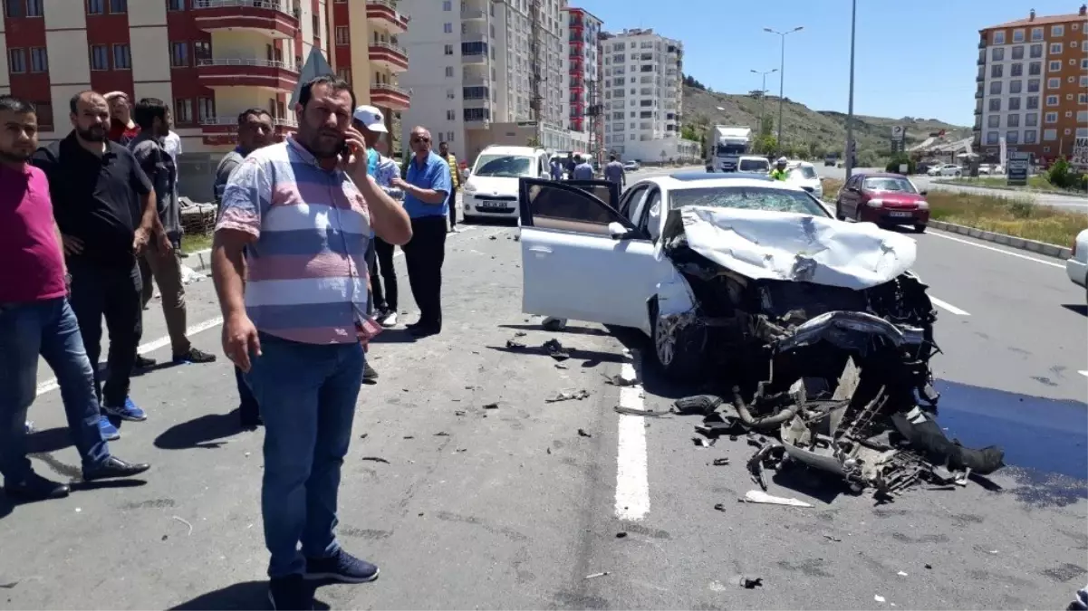 Kamyona arkadan çarpan lüks otomobil hurdaya döndü: 4 Yaralı