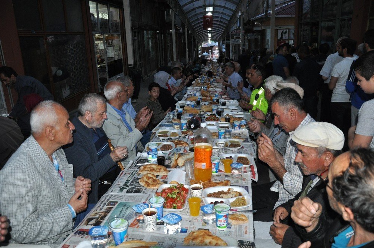Kapalı çarşı esnafının geleneksel iftarı