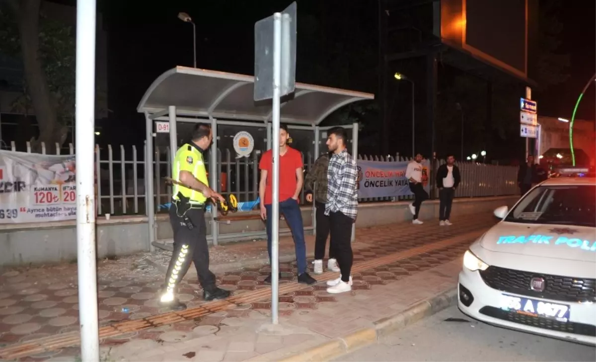 Minibüs dolmuş durağına çarptı, 3 kişi ölümden döndü