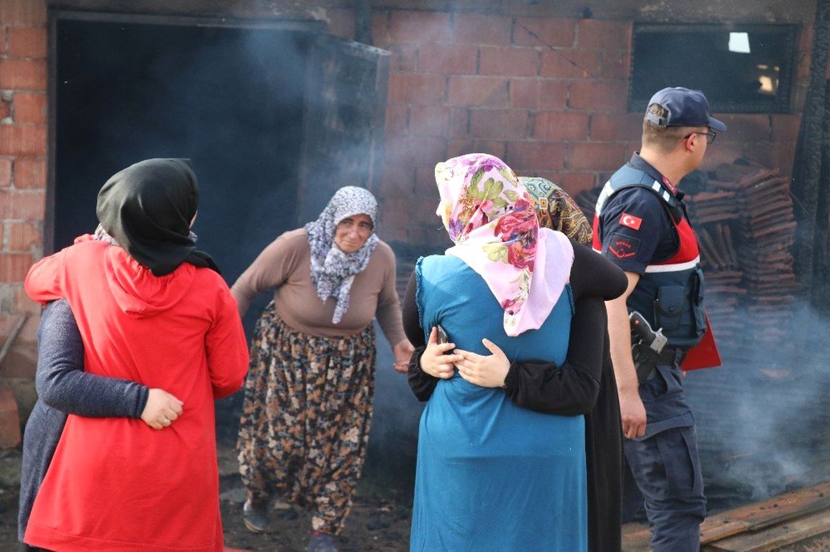 Odunlukta çıkan yangın 2 ahır ve evi kullanılamaz hale getirdi