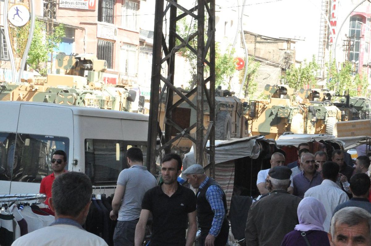 Onlarca araçlık askeri konvoy sınıra yöneldi