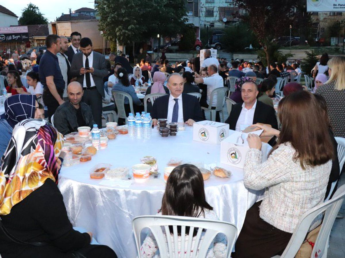 Orucunu Konuralp sakinleri ile açtı