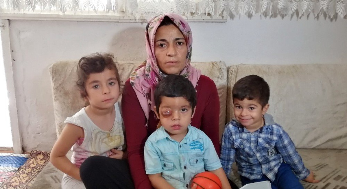 ( Özel) Gözündeki kitle giderek büyüyen Suriyeli Muhammed tedavi için yardım bekliyor
