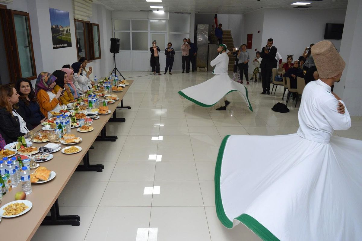 Rektör Karabulut, iftarda ve sahurda öğrenci yurtlarını ziyaret etti