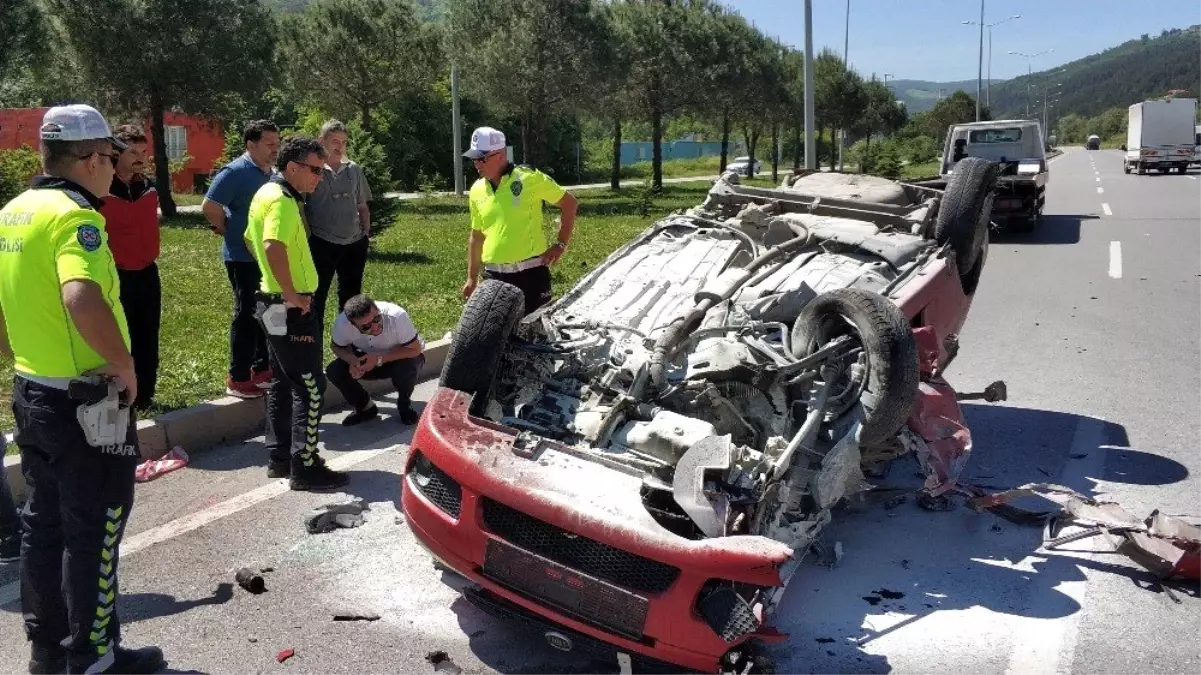 Sınava yetişmek isteyen öğrencilerin otomobili kamyonla çarpıştı: 2 yaralı