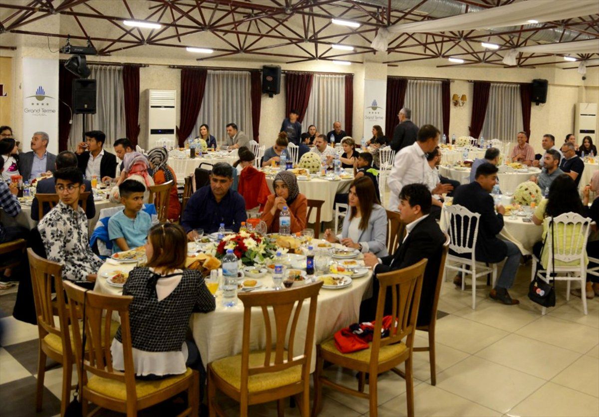Vali Akın, çocuklarla iftar yaptı