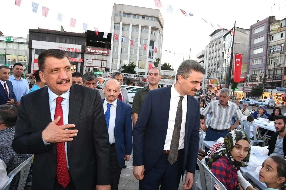 Vali Baruş ve Başkan Gürkan iftarlarını çadırda açtı