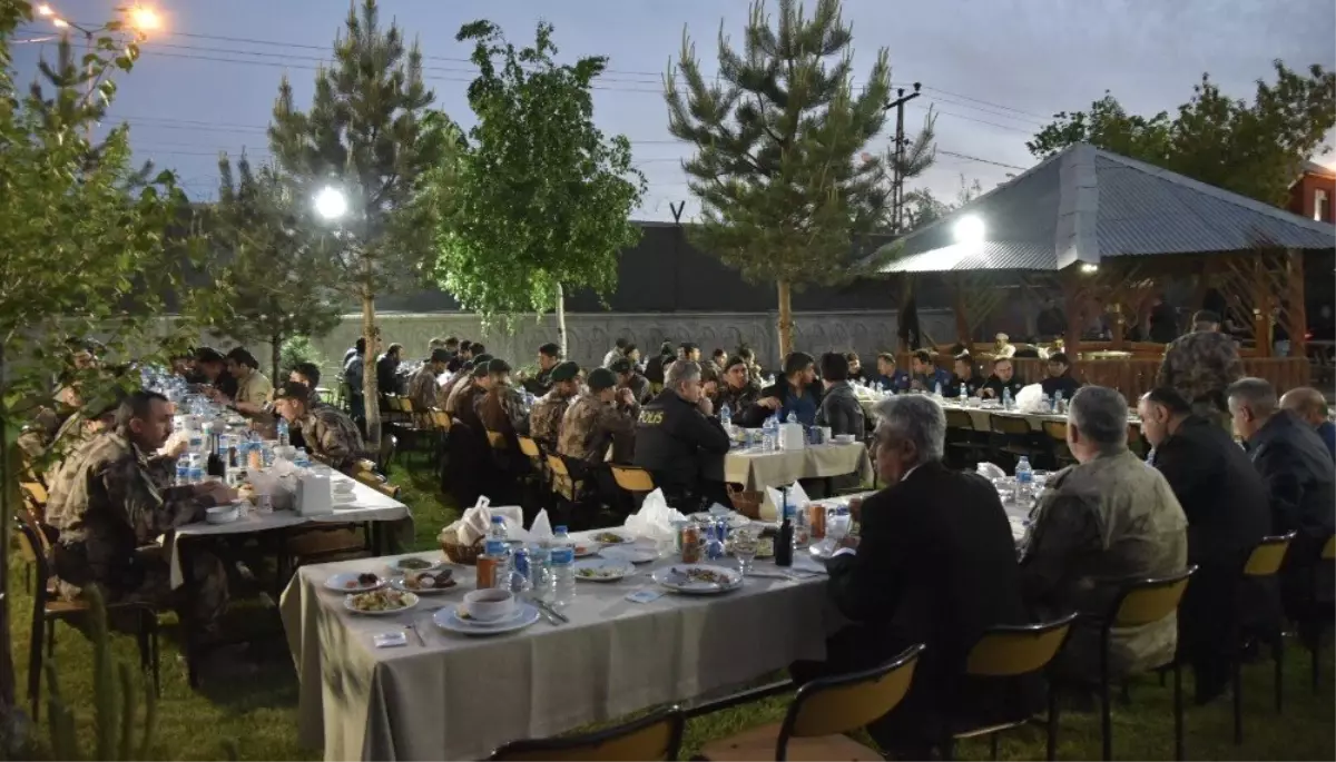 Vali Elban, Özel Harekat ve Çevik Kuvvet Polisleri ile iftarda buluştu