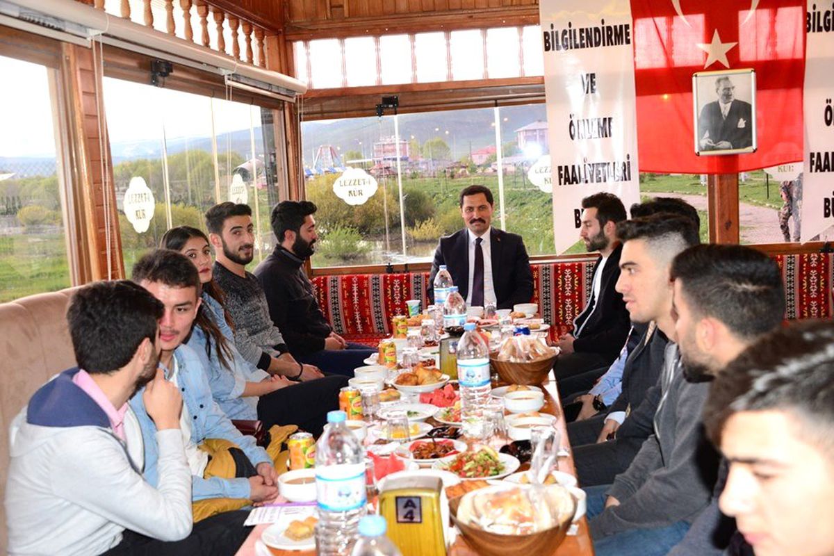 Vali Masatlı, iftarda Ardahan üniversitesi öğrencileriyle buluştu