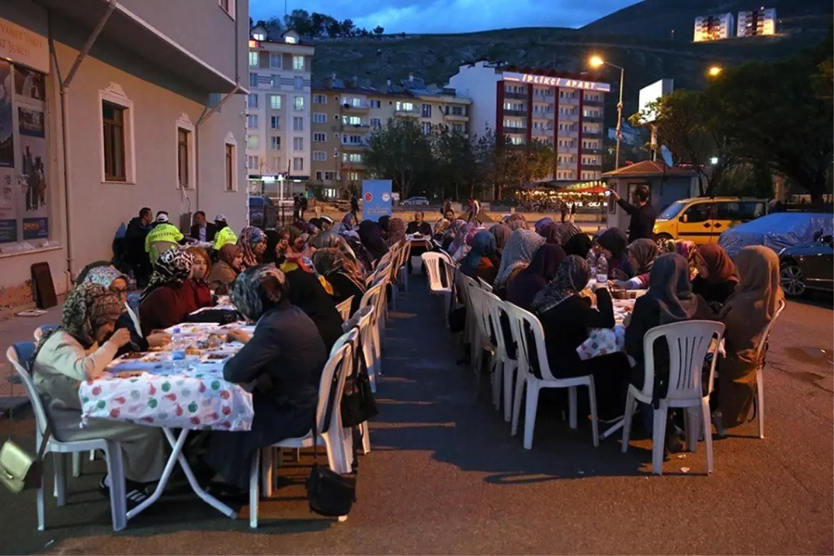 Vali Pehlivan, öğrencilerle sokak iftarına katıldı