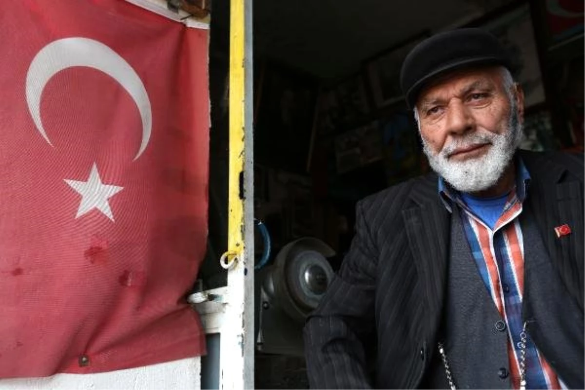 Yıpranmış Türk bayraklarını kaymakamlığa teslim etti