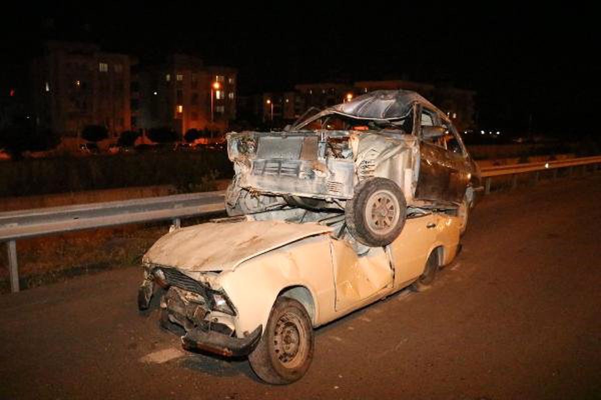Yol kenarında üst üste duran hurda araçlar şaşırttı