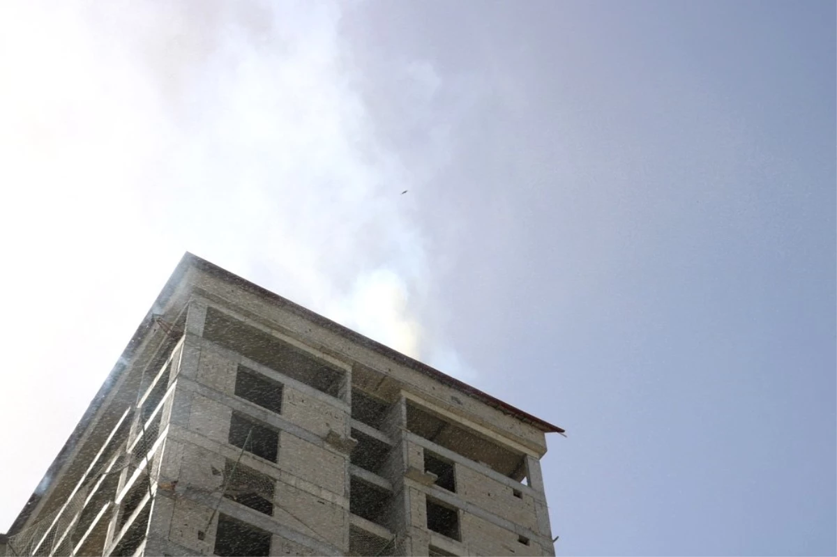 15 katlı inşaatın çatısında yangın çıktı