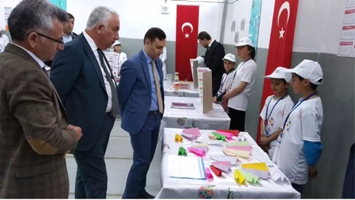 Arpaçay\'da okulların bilim fuarları renkli görüntülere sahne oldu