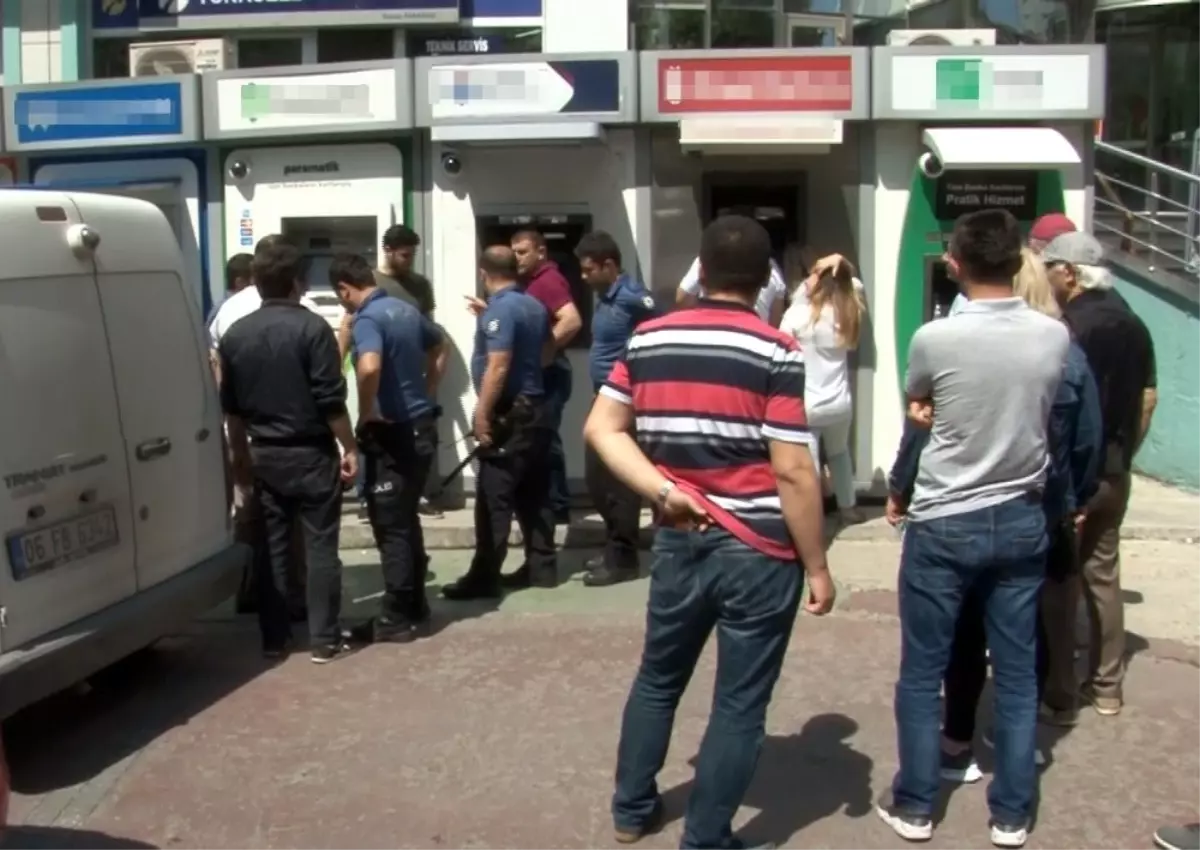 Arsa parasını yutan ATM\'ye baltayla saldırdı