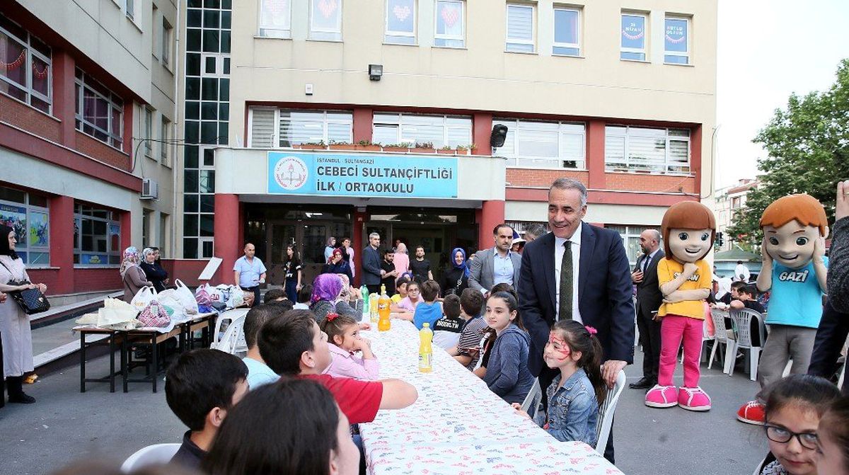 Başkan Dursun öğrencilerle iftarda buluştu
