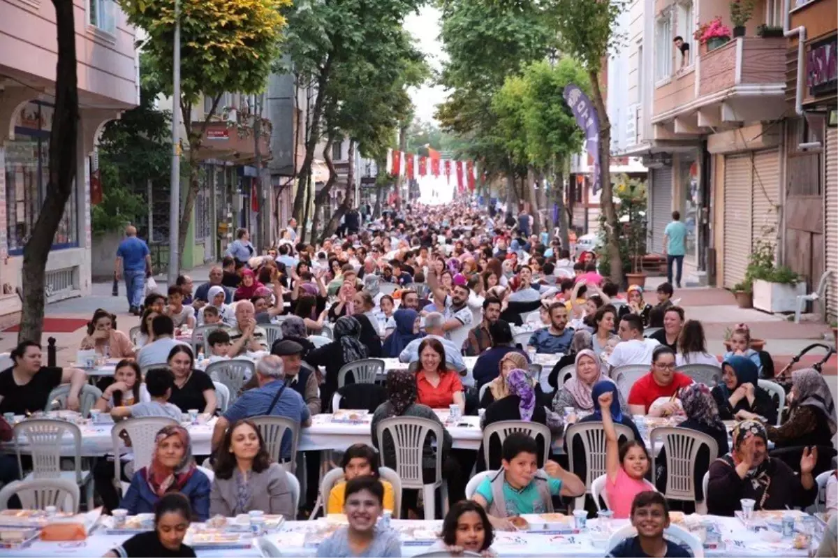 Bayrampaşa Belediyesi on binlerce komşuyu iftarda buluşturdu