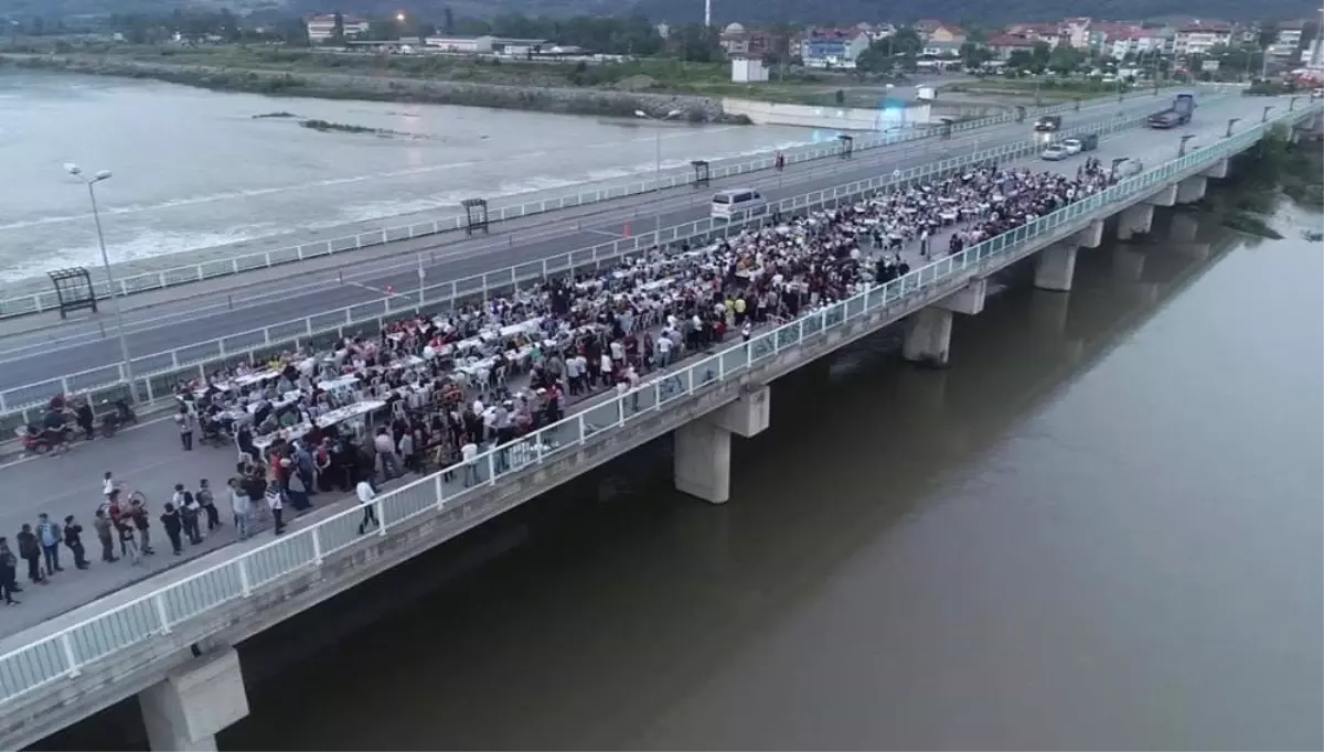 Bin 200 kişiyi köprüdeki iftarda ağırladılar