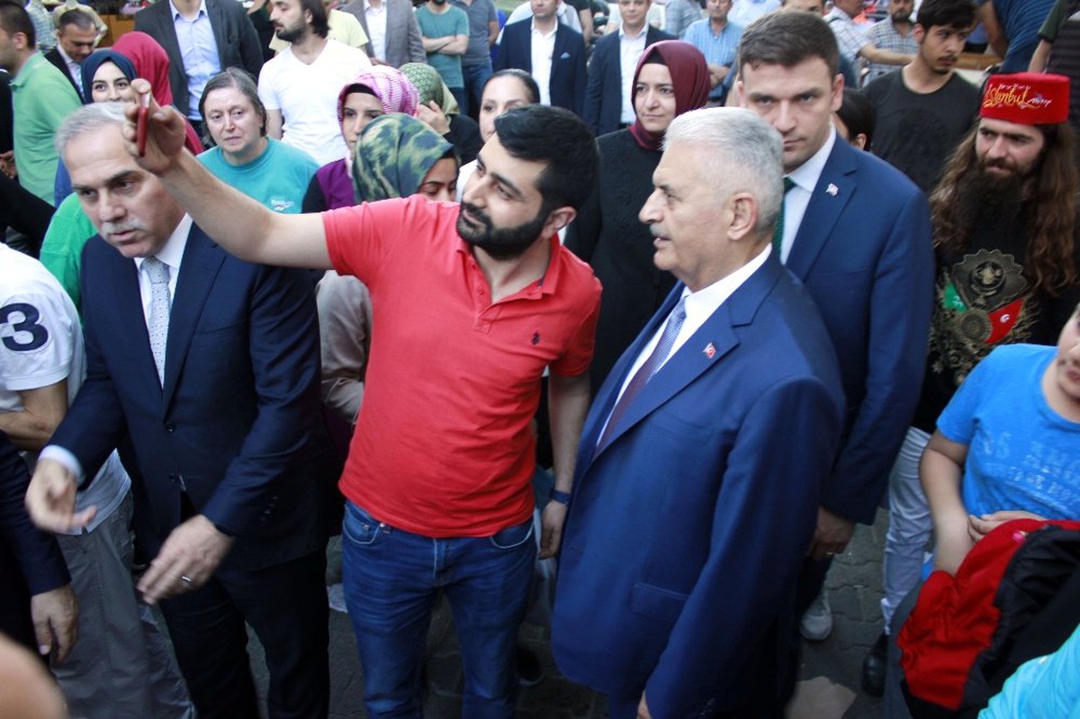 Binali Yıldırım, Fatih\'te çarşamba pazarını gezdi
