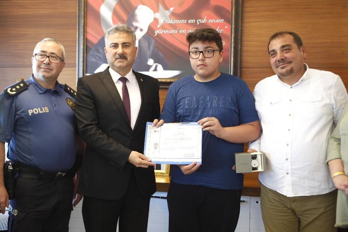 \'Bu kemer sana çok yakışır\' yarışmasında 4. Olan Mehmet Göktuğ Karademir\'e ödülü verildi