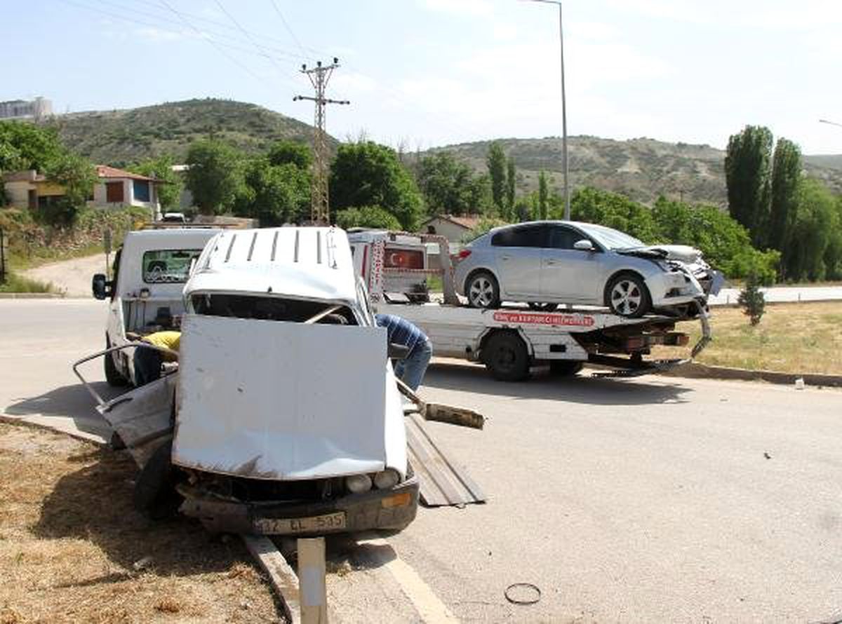 Burdur\'da 2 otomobil çarpıştı: 3\'ü öğretmen 4 yaralı