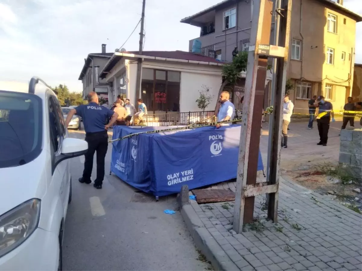 Çekmeköy\'de bir erkek şahıs, kimliği belirsiz iki kişi tarafından önce dövülüp ardından boğazından...