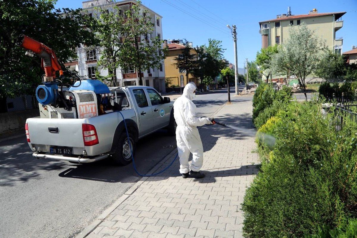 Develi\'de ilaçlama çalışmaları devam ediyor
