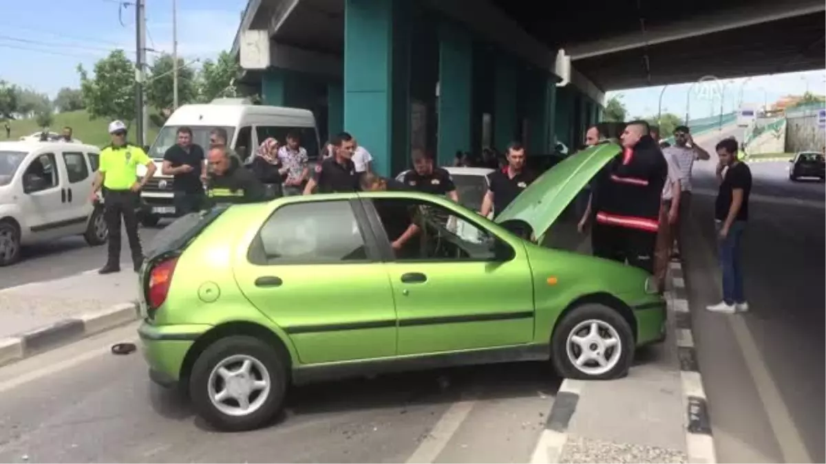 Devrilen otomobildeki iki kadın yaralandı