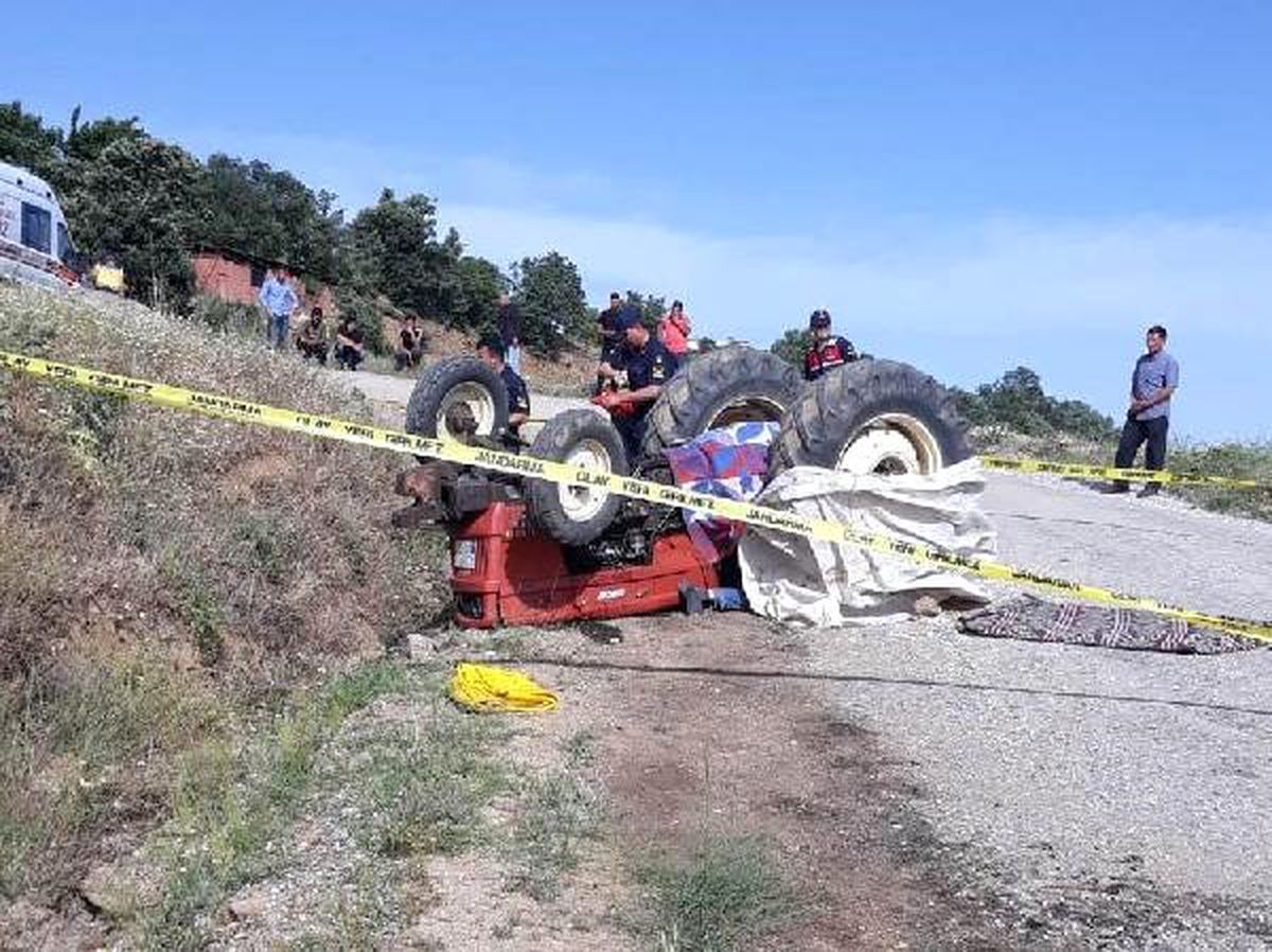 Devrilen traktörün altında kalıp öldü