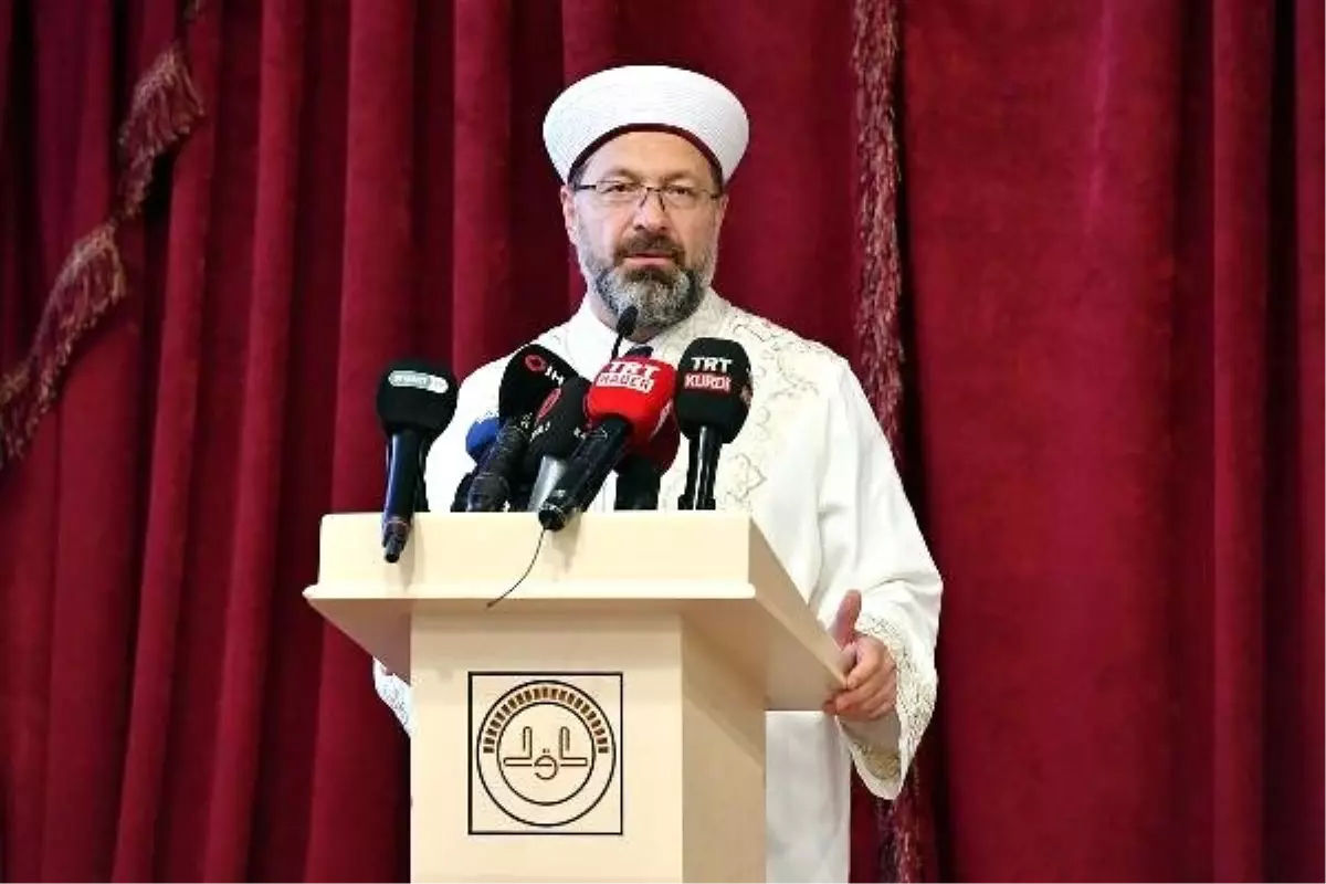 Diyanet Başkanı Erbaş: İstanbul Yenikapı\'da 300 bin vatandaşımız ile açık havada teravih namazı...