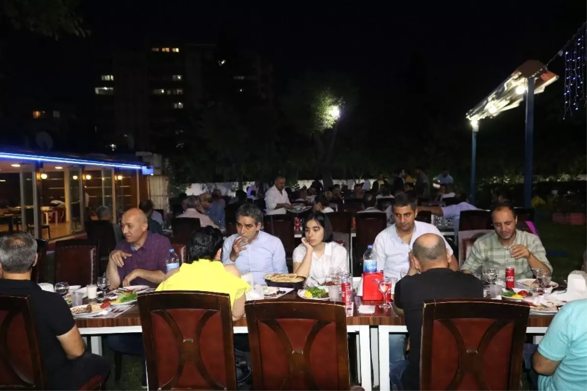 Diyarbakır\'da gazeteciler iftar yemeğinde bir araya geldi