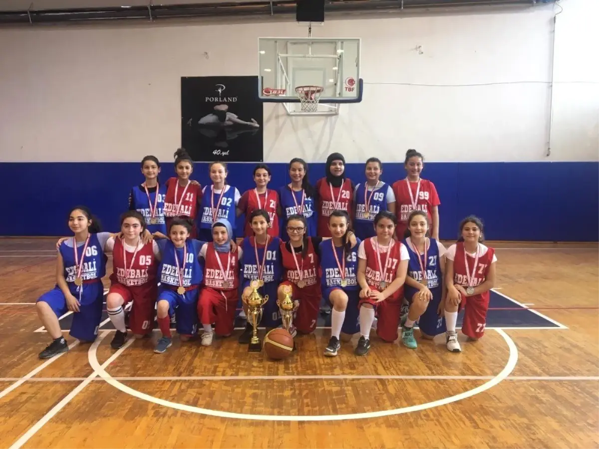 Edebali Ortaokulu ekibi basketbol turnuvası şampiyonu