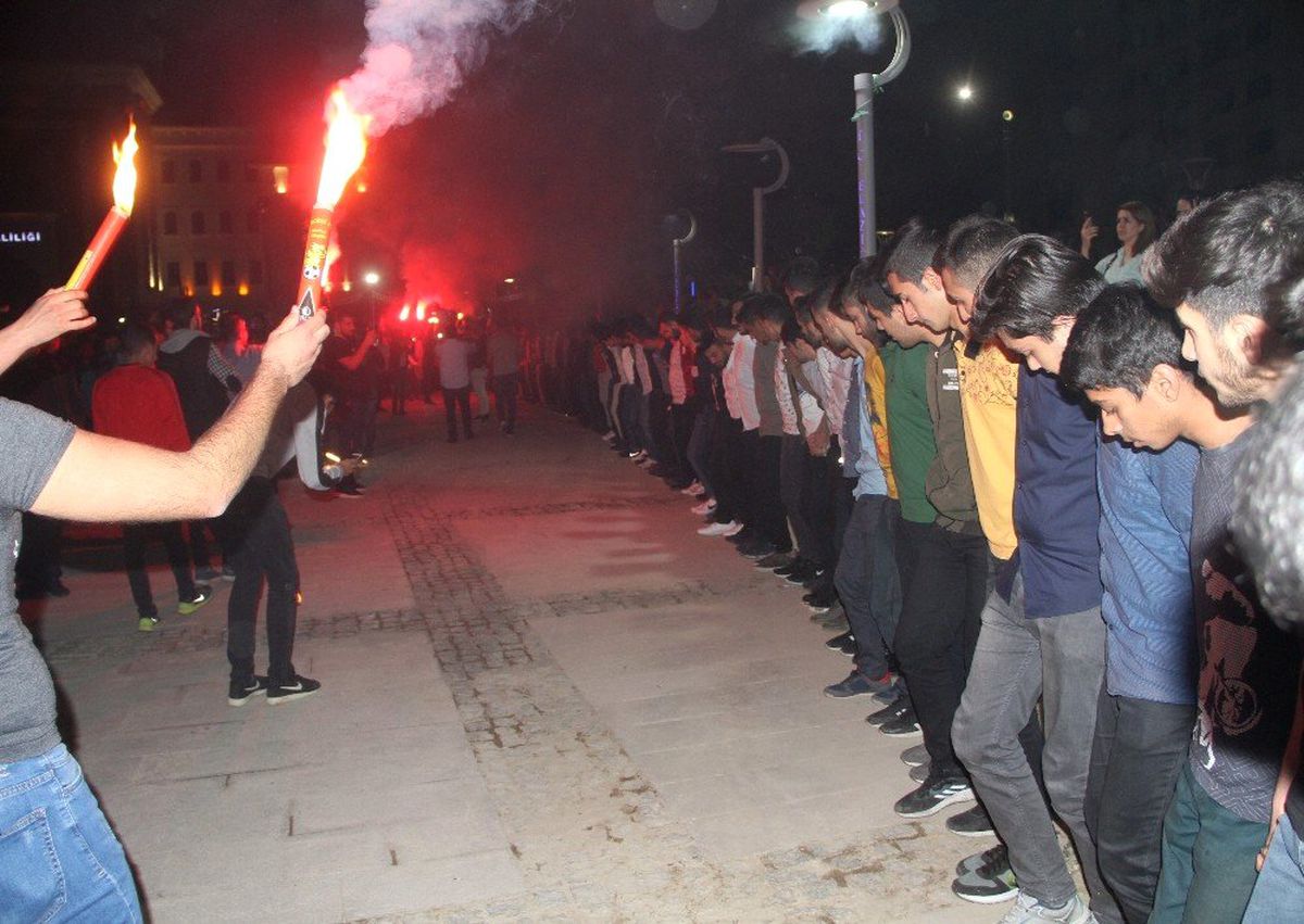 Elazığ\'da 200 kişilik sahur halayı