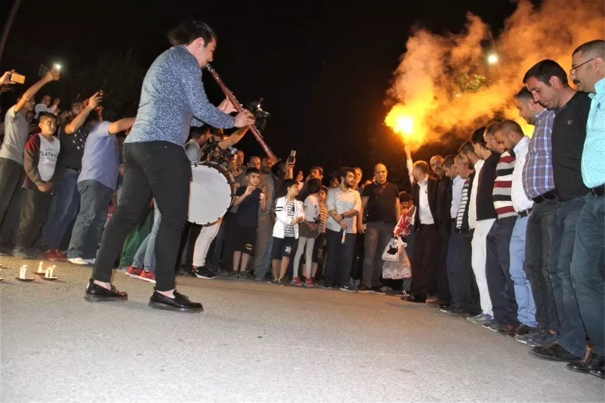 Elazığ\'da \'meşaleli\' ve \'havai fişekli\' sahur halayı