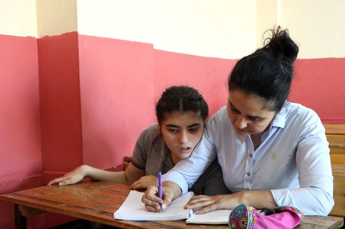 Engelli çocuğunu her gün kucağında okula götürüyor