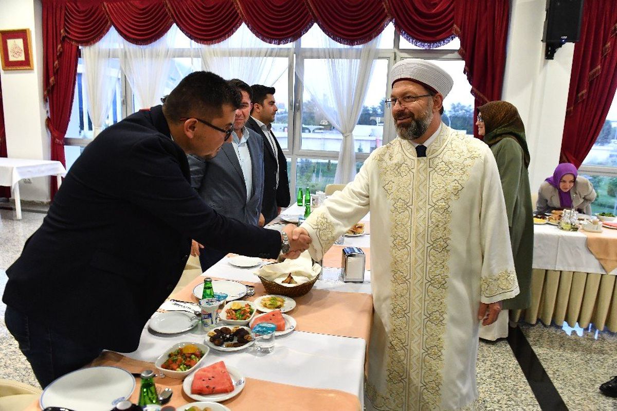 Erbaş: "Muhtacın yardım almaya ihtiyacı olduğu gibi, imkanı olanın, zenginin de yardım etmeye...