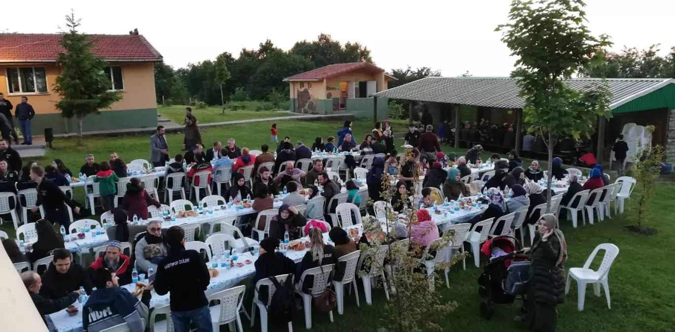 Eyüpsultan\'da 10 bin kişilik iftar sofrası