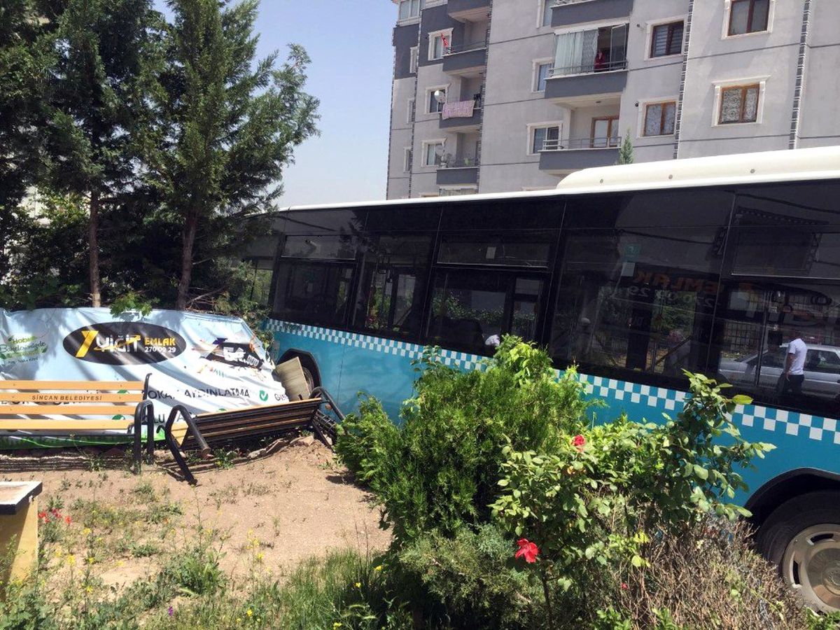 Freni boşalan halk otobüsü binaya çarptı