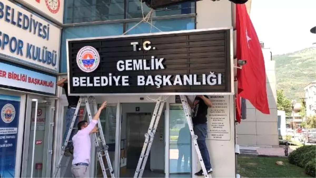 Gemlik Belediyesi tabelasına \'T.C.\' ibaresi eklendi