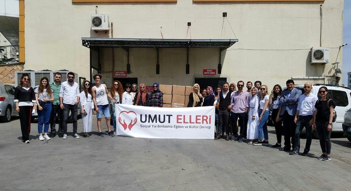 Genç gönüllülerden ihtiyaç sahiplerine gıda yardımı