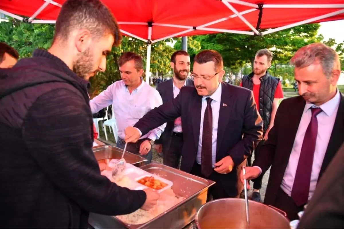 Genç, öğrencilerle birlikte iftarını açtı