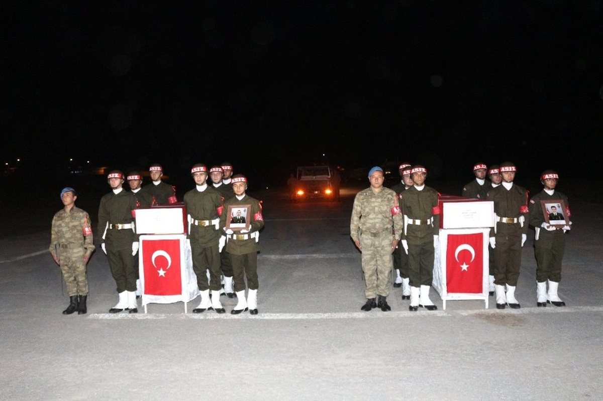 Hakkari\'de şehitler için tören düzenlendi